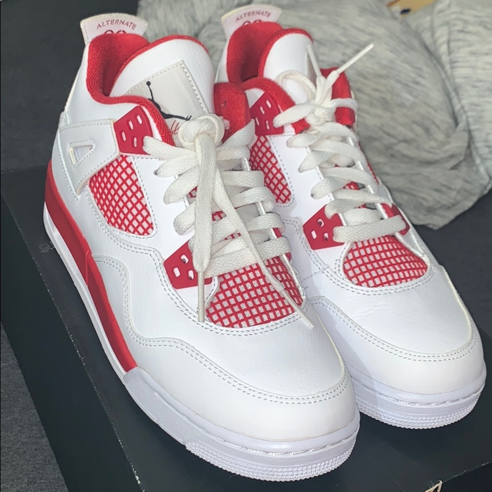 Air Jordan 4 Retro BG size 6.5 Y